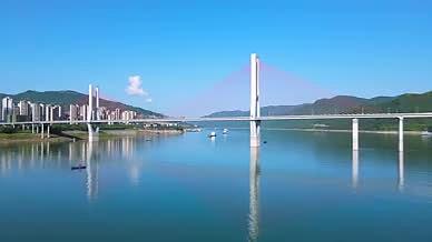4K航拍碧绿江水中轮船驶过长江大桥视频的预览图
